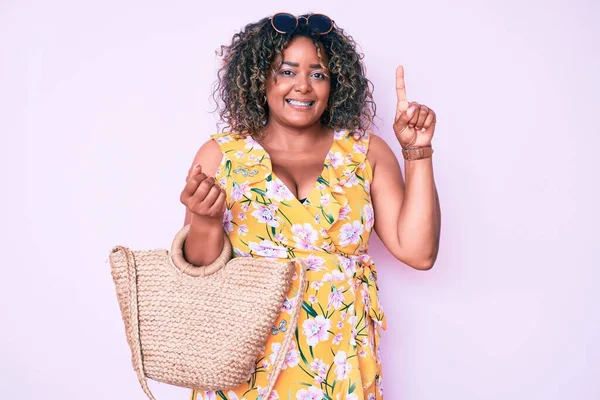 Jovem Afro Americana Size Mulher Vestindo Roupas Casuais Segurando Bolsa — Fotografia de Stock