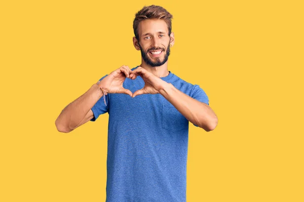 Hombre Guapo Rubio Con Barba Vistiendo Ropa Casual Sonriendo Amor —  Fotos de Stock