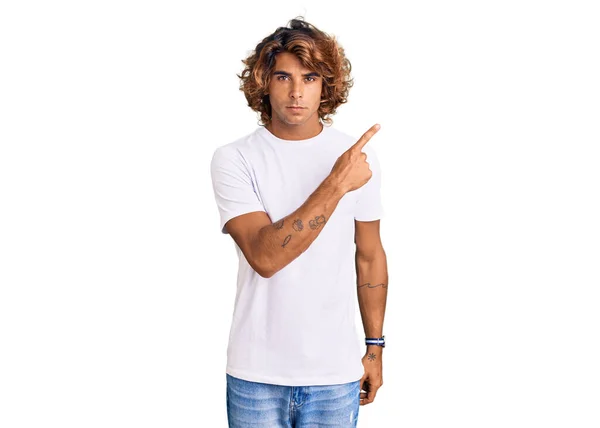 Jeune Homme Hispanique Portant Shirt Blanc Décontracté Pointant Avec Doigt — Photo