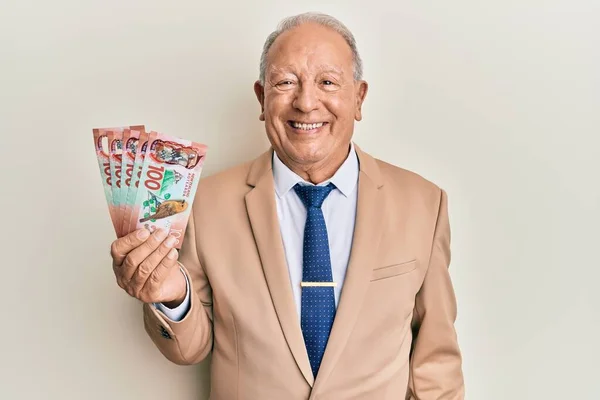 Senior Caucasian Man Holding 100 New Zealand Dollars Banknote Looking — Stock Photo, Image