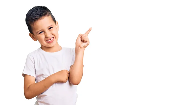 Pequeño Niño Lindo Vistiendo Camiseta Blanca Casual Sonriendo Feliz Señalando —  Fotos de Stock