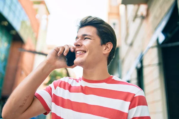 Молодой Кавказский Мужчина Улыбается Счастливо Разговаривая Смартфону Городе — стоковое фото