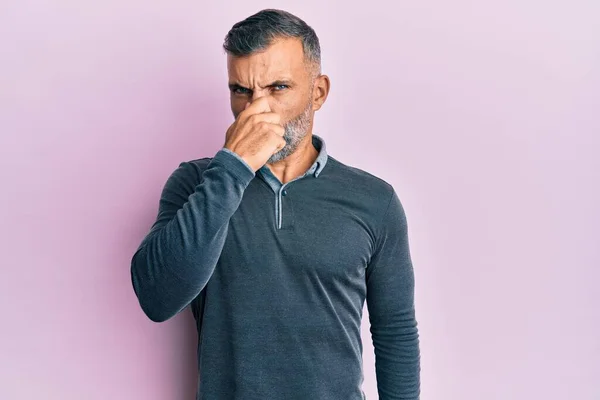 Homem Bonito Meia Idade Vestindo Roupas Casuais Cheirando Algo Fedorento — Fotografia de Stock