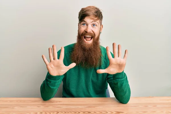 Joven Pelirrojo Irlandés Vistiendo Ropa Casual Sentado Mesa Mostrando Señalando —  Fotos de Stock