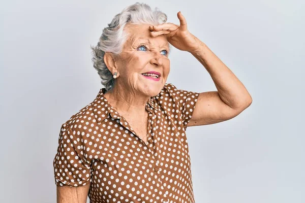 Femme Âgée Aux Cheveux Gris Portant Des Vêtements Décontractés Très — Photo