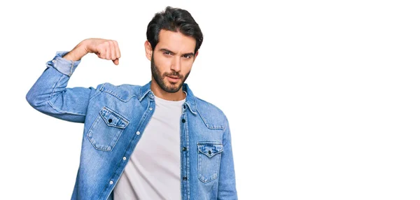 Ung Latinamerikan Man Bär Casual Kläder Stark Person Visar Arm — Stockfoto