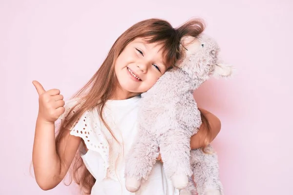 Kleine Kaukasische Kindermädchen Mit Langen Haaren Halten Stofftier Lächelt Glücklich — Stockfoto