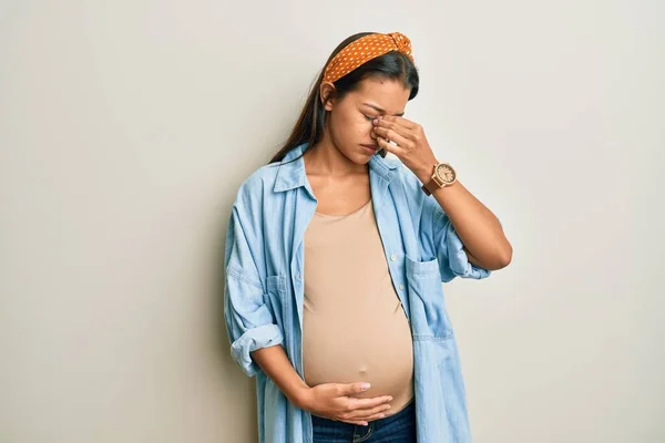 Vacker Latinamerikansk Kvinna Väntar Barn Vidrör Gravid Mage Trött Gnugga — Stockfoto