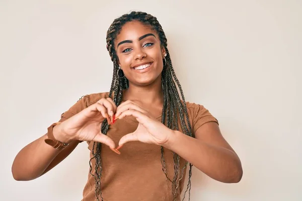 Jonge Afro Amerikaanse Vrouw Met Vlechten Casual Kleding Glimlachend Liefde — Stockfoto