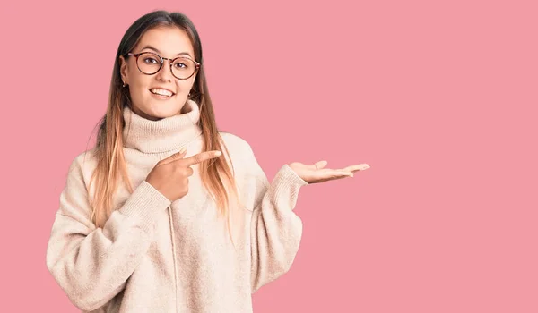 Bella Donna Caucasica Che Indossa Maglione Invernale Lana Stupito Sorridente — Foto Stock