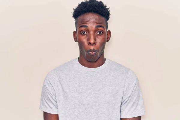Νεαρός Αφροαμερικάνος Που Φοράει Καθημερινά Ρούχα Φουσκώνοντας Μάγουλα Αστείο Πρόσωπο — Φωτογραφία Αρχείου