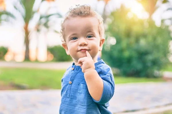 Söt Och Glad Liten Pojke Som Har Roligt Parken Solig — Stockfoto