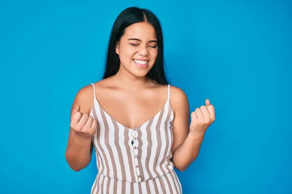 Jovem Bela Menina Asiática Vestindo Roupas Casuais Animado Para Sucesso — Fotografia de Stock