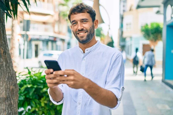 Güneşli Bir Günde Sakallı Günlük Beyaz Gömlek Giyen Yakışıklı Adam — Stok fotoğraf