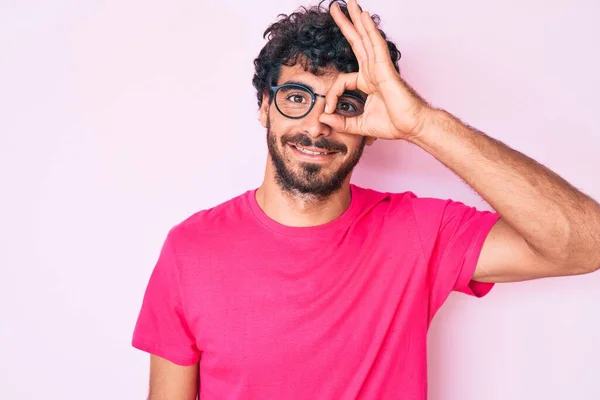 Schöner Junger Mann Mit Lockigem Haar Und Bär Lässiger Kleidung — Stockfoto