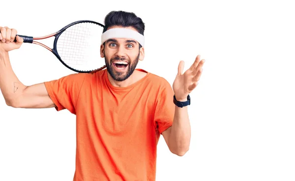 Joven Hombre Guapo Con Barba Jugando Tenis Sosteniendo Raqueta Celebrando —  Fotos de Stock