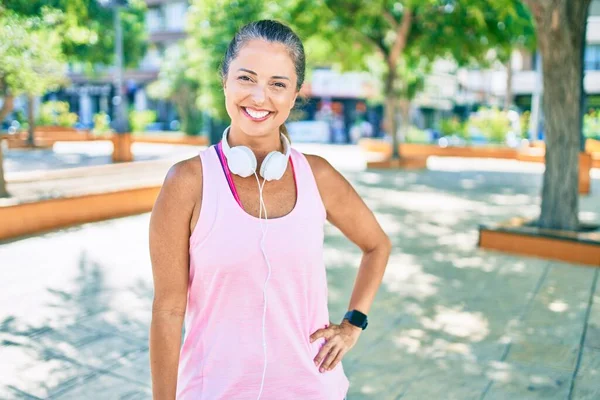 Orta Yaşlı Sporcu Kadın Parkta Kulaklık Takarak Mutlu Gülümsüyor — Stok fotoğraf