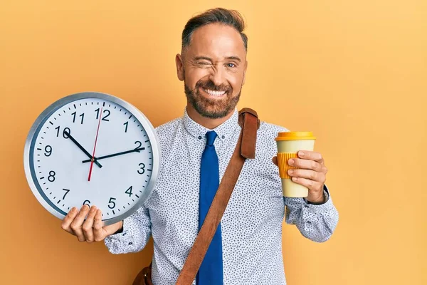 Schöner Geschäftsmann Mittleren Alters Der Eine Tasse Kaffee Trinkt Und — Stockfoto
