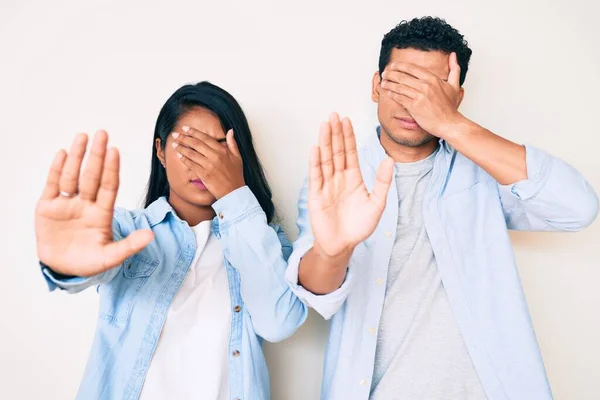 Belo Casal Jovem Latino Vestindo Roupas Casuais Cobrindo Olhos Com — Fotografia de Stock