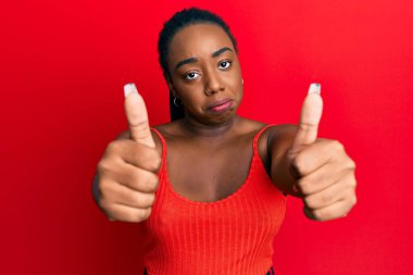 Afro-Amerikalı genç bir kadın olumlu bir jest yapıyor. Depresyonda ve endişe duyuyor. Kızgın ve korkmuş. hüzünlü ifade. 