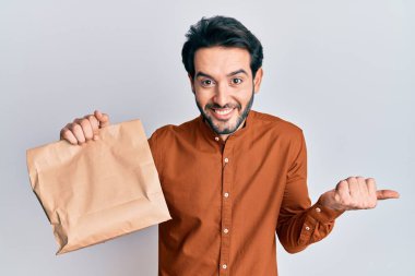 İspanyol asıllı genç adam yiyecekleri alıp götürdü. Gururla bağırıyor, zaferi kutluyor ve kollarını kaldırarak çok heyecanlanıyor. 