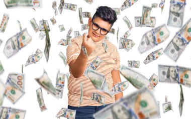 Gündelik kıyafetler ve gözlük takan küçük çocuk seni buraya davet ediyor. Elinle mutlu bir karşılama ve gülümsemeyle gel.