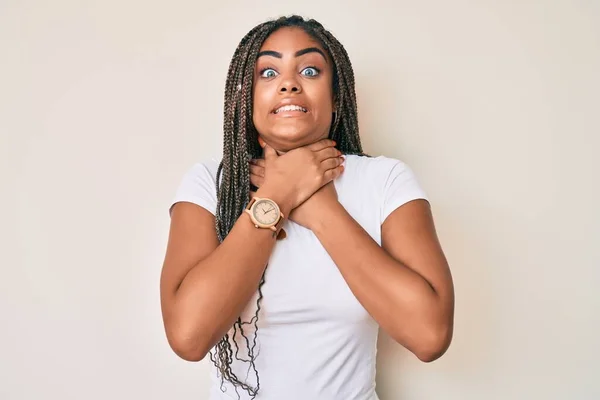 Mujer Afroamericana Joven Con Trenzas Que Usan Una Camiseta Blanca —  Fotos de Stock
