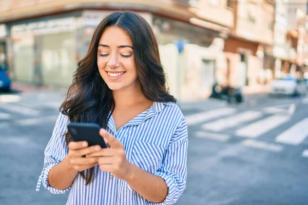 Jovem Empresária Hispânica Sorrindo Feliz Usando Smartphone Cidade — Fotografia de Stock