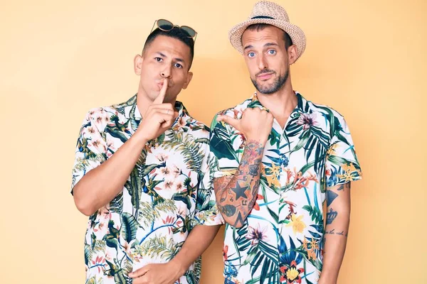 Молода Гей Пара Двох Чоловіків Носить Літній Капелюх Гавайську Сорочку — стокове фото