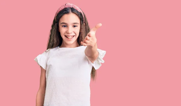 Aranyos Spanyol Gyerek Lány Visel Alkalmi Fehér Póló Mosolygós Barátságos — Stock Fotó