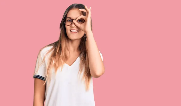 Mooie Blanke Vrouw Draagt Casual Kleding Bril Doet Teken Met — Stockfoto