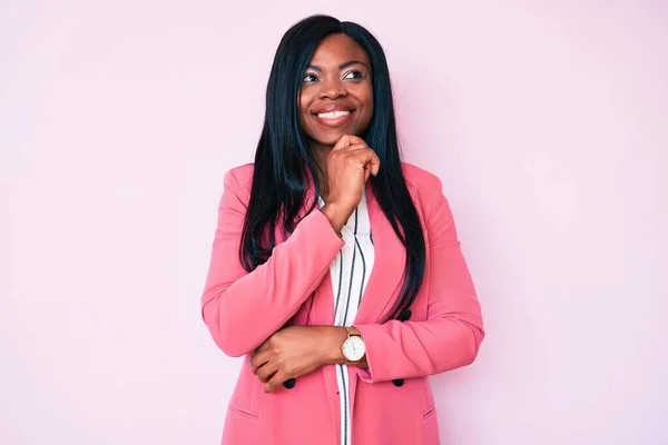 Junge Afrikanisch Amerikanische Frau Businesskleidung Mit Der Hand Kinn Beim — Stockfoto