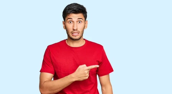 Junger Gutaussehender Mann Lässigem Rotem Shirt Der Besorgt Und Nervös — Stockfoto
