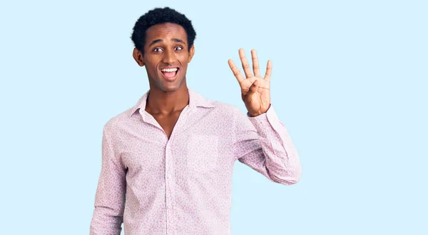 Африканский Красивый Мужчина Обычной Розовой Рубашке Показывает Показывает Пальцами Номер — стоковое фото