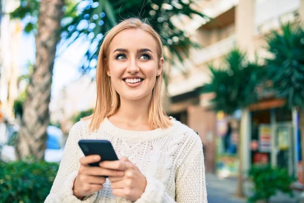 Jovem Loira Sorrindo Feliz Usando Smartphone Cidade — Fotografia de Stock