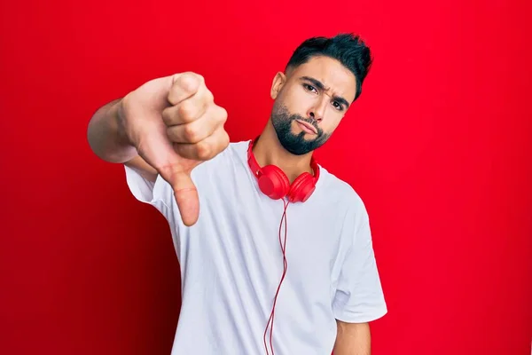 Junger Mann Mit Bart Der Über Kopfhörer Musik Hört Sieht — Stockfoto