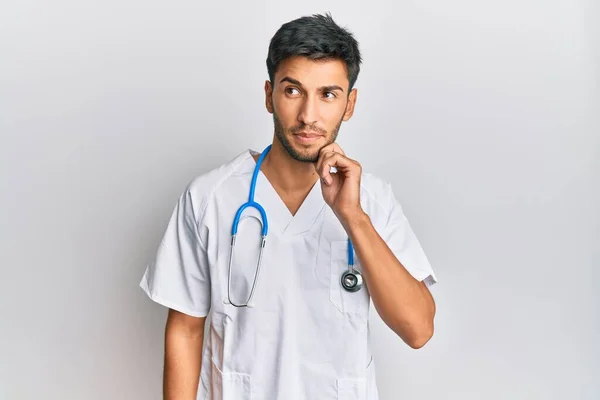 Jeune Bel Homme Portant Uniforme Médecin Pensée Stéthoscope Concentré Sur — Photo