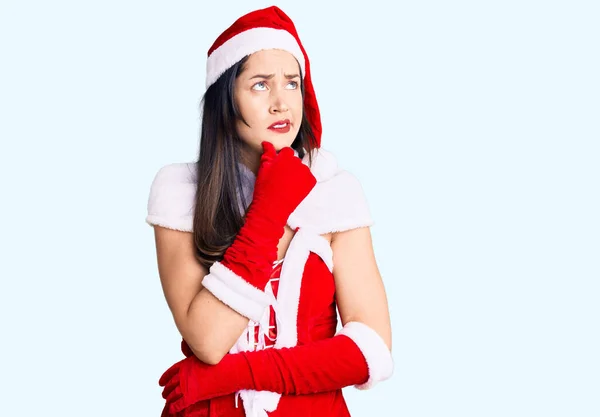 Jeune Belle Femme Caucasienne Portant Santa Claus Costume Pensée Inquiet — Photo