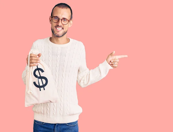 Jovem Homem Bonito Segurando Saco Dinheiro Com Símbolo Dólar Sorrindo — Fotografia de Stock