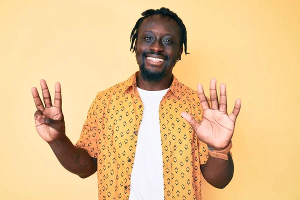 Joven Afroamericano Hombre Con Trenzas Con Ropa Casual Mostrando Señalando — Foto de Stock