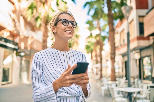 Jovem Mulher Negócios Loira Sorrindo Feliz Usando Smartphone Cidade — Fotografia de Stock