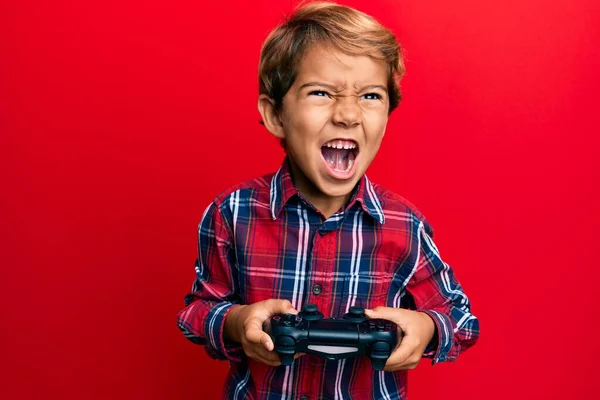 Adorable Niño Latino Jugando Videojuego Sosteniendo Controlador Enojado Loco Gritando —  Fotos de Stock
