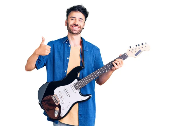 Joven Hombre Hispano Tocando Guitarra Eléctrica Sonriendo Feliz Positivo Pulgar —  Fotos de Stock