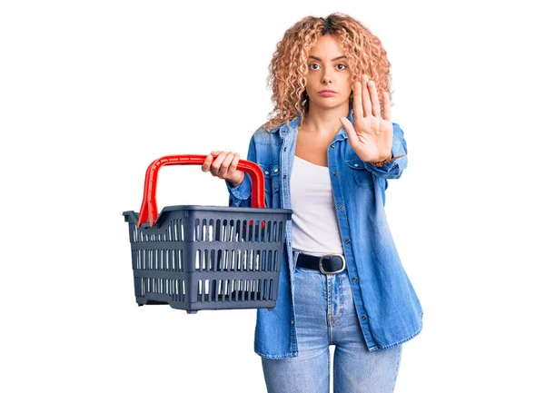 Jeune Femme Blonde Aux Cheveux Bouclés Tenant Panier Supermarché Avec — Photo