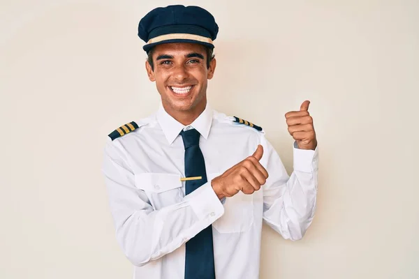 Giovane Uomo Ispanico Indossando Uniforme Pilota Aeroplano Che Punta Alla — Foto Stock
