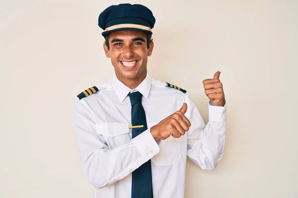 Joven Hispano Con Uniforme Piloto Avión Apuntando Hacia Atrás Con — Foto de Stock