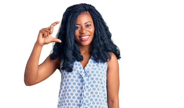 Güzel Afro Amerikan Kadın Rahat Bir Yaz Gömleği Giyiyor Gülümsüyor — Stok fotoğraf