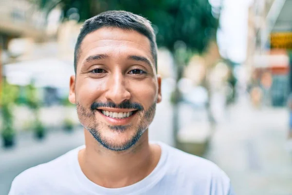 Ung Latinamerikansk Man Ler Glad Promenader Gatan Staden — Stockfoto