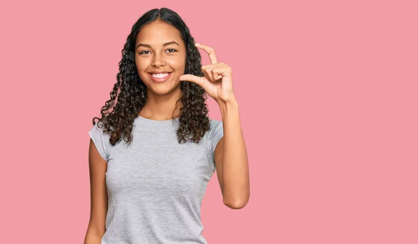 Młoda Afroamerykanka Ubrana Luźne Ubrania Uśmiechnięta Pewna Siebie Gestykulująca Ręką — Zdjęcie stockowe