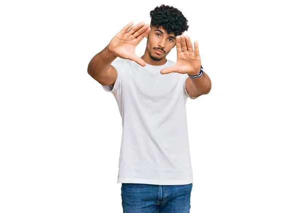 Junger Arabischer Mann Lässigem Weißem Shirt Mit Handflächen Und Fingern — Stockfoto